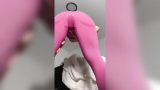 Hottie pulls down her yoga pants and... leaked from Xnxx. TikTok porno | celebthots