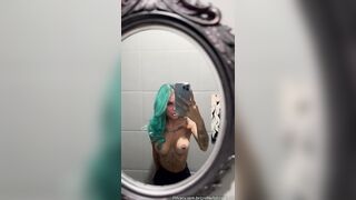 Famosa Tati Zaqui filmou os peitos grandes com piercing mamilos BR | celebthots